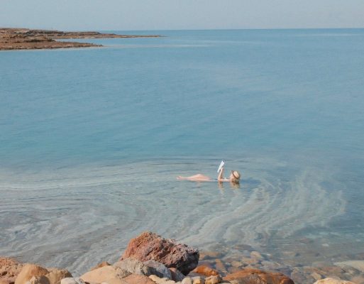 Thả lỏng trên Biển Chết, bài học về buông bỏ và sự tĩnh lặng nội tâm