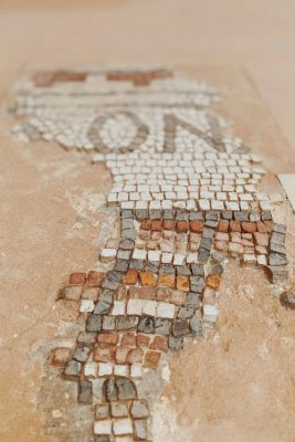 Nền gạch mosaic - minh chứng cho chiều sâu lịch sử và hành trình khám phá văn hóa Trung Đông