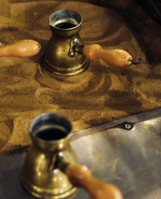 Thưởng thức cà phê Bedouin giữa sa mạc là một phần trong trải nghiệm văn hóa Trung Đông đầy bản sắc và gần gũi.