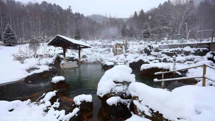 Toàn cảnh onsen ngoài trời trong mùa tuyết rơi tại Hiheikyo