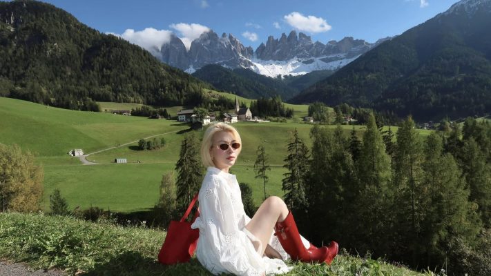 Toàn cảnh dãy Dolomites ở Bắc Ý dưới nắng vàng, phía xa là các ngôi làng nhỏ