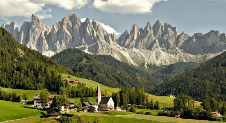 Ngôi làng Santa Maddalena yên bình với đồng cỏ xanh và nhà thờ nhỏ giữa núi