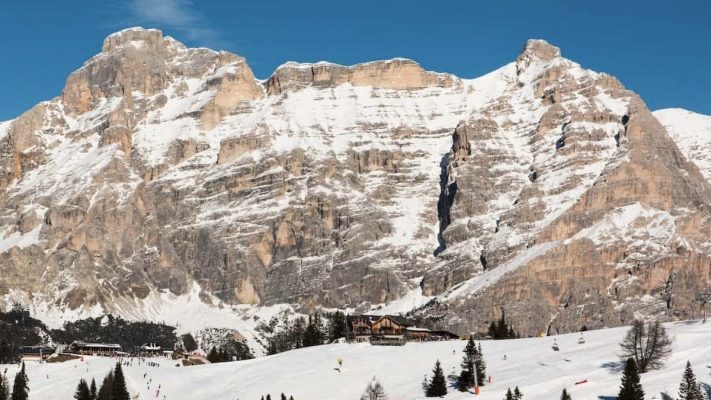 Những đỉnh núi Dolomites phủ tuyết trắng, mây bao quanh, ánh sáng buổi sớm