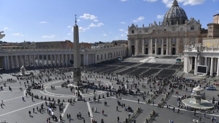 Quảng trường Thánh Phêrô tại Vatican nhìn từ trên cao với dòng người tham quan