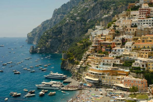 Thị trấn Positano những ngôi nhà nhiều màu bám theo sườn núi