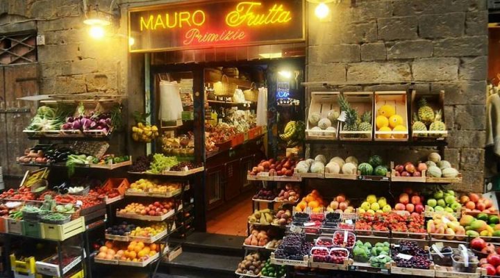 Khu chợ địa phương ở Florence (nước Ý) với trái cây, hoa quả và người dân trò chuyện